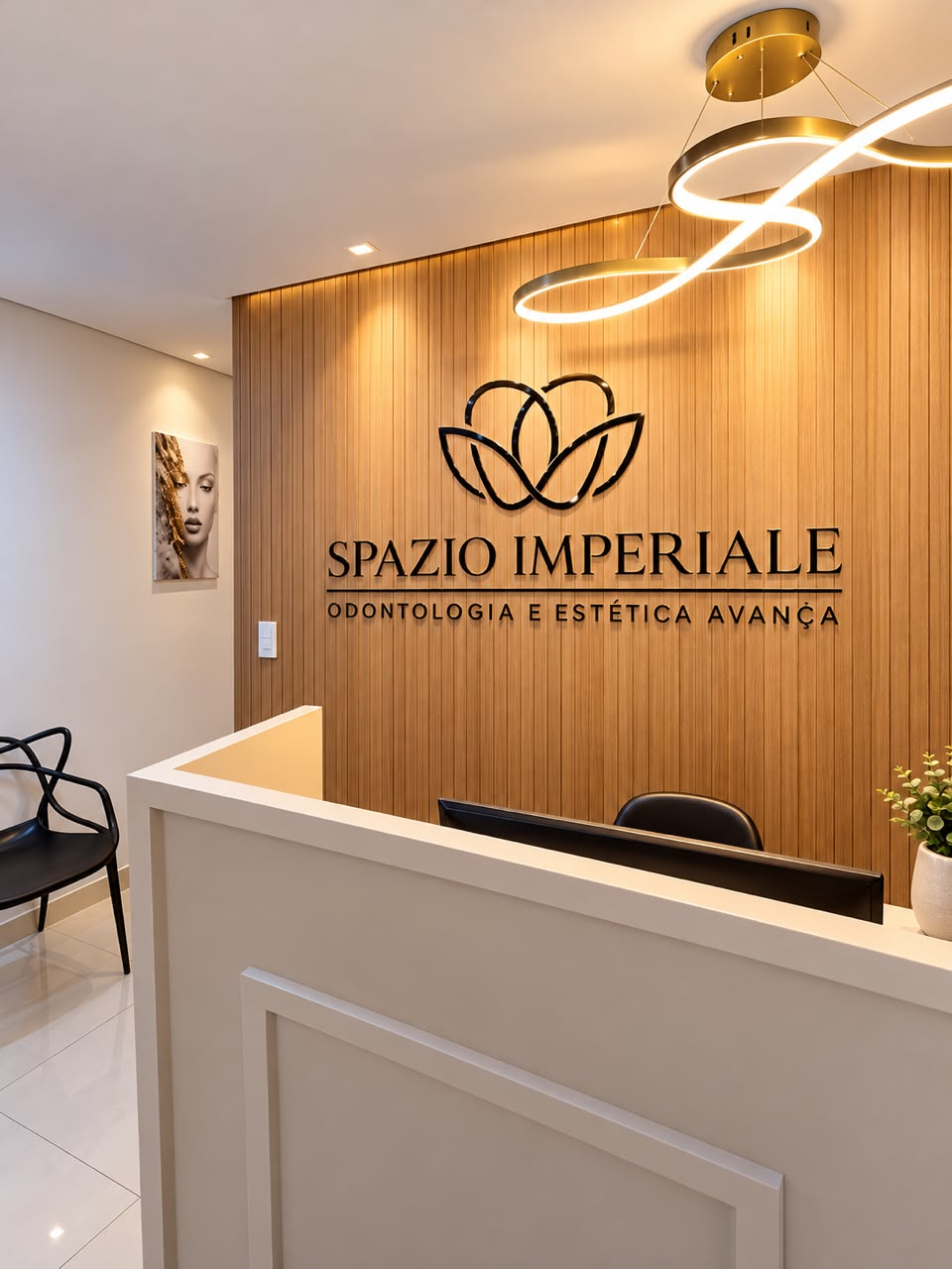 Recepção da Clínica Spazio: balcão de atendimento, painel ripado de madeira com o letreiro da marca e lustre dourado no teto